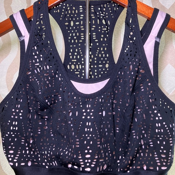 LIVI Active Black Laser Cut Light Pink Lined Sports Bra Size 18 - Picture 2 of 5